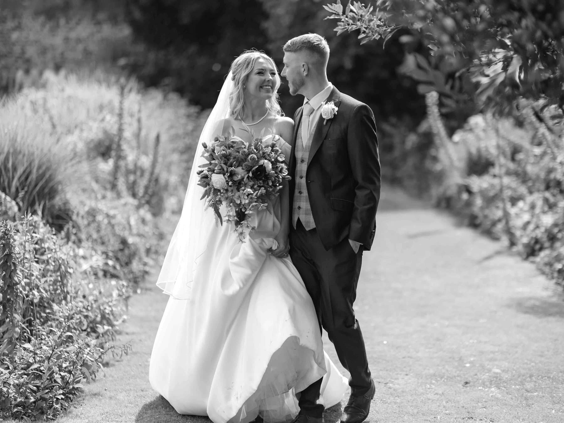 Camille et Antoine marchant dans les jardins