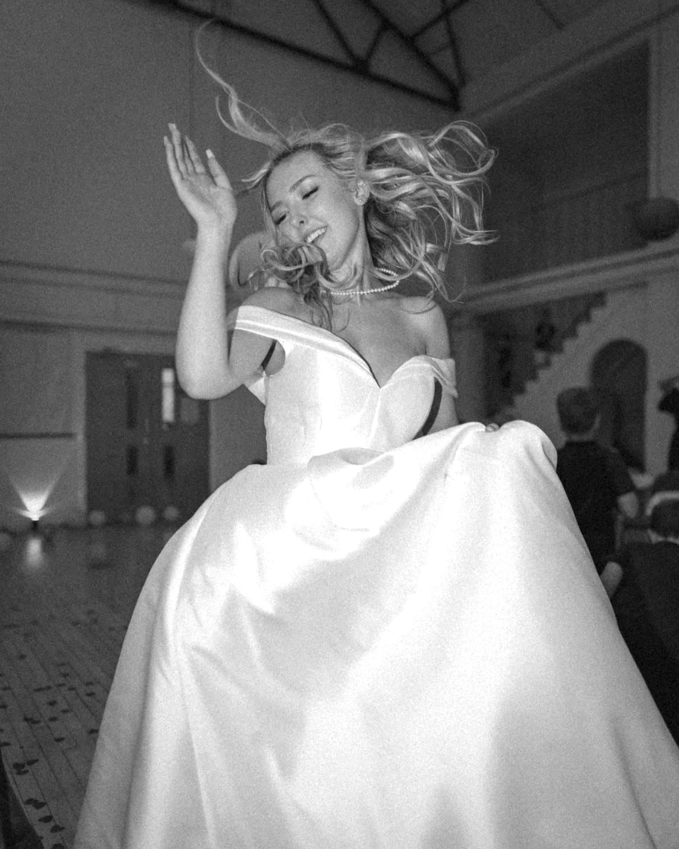 La mariée sur la piste de danse
