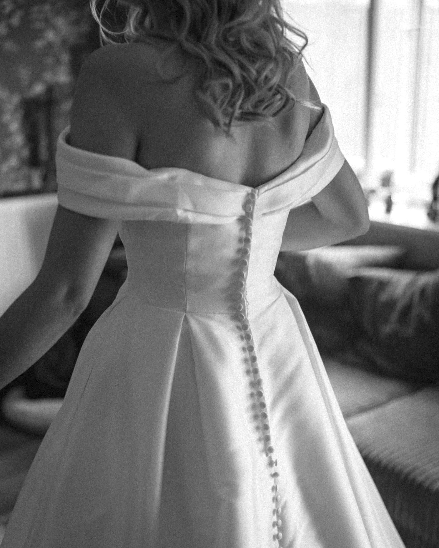 Détail du dos boutonné de la robe